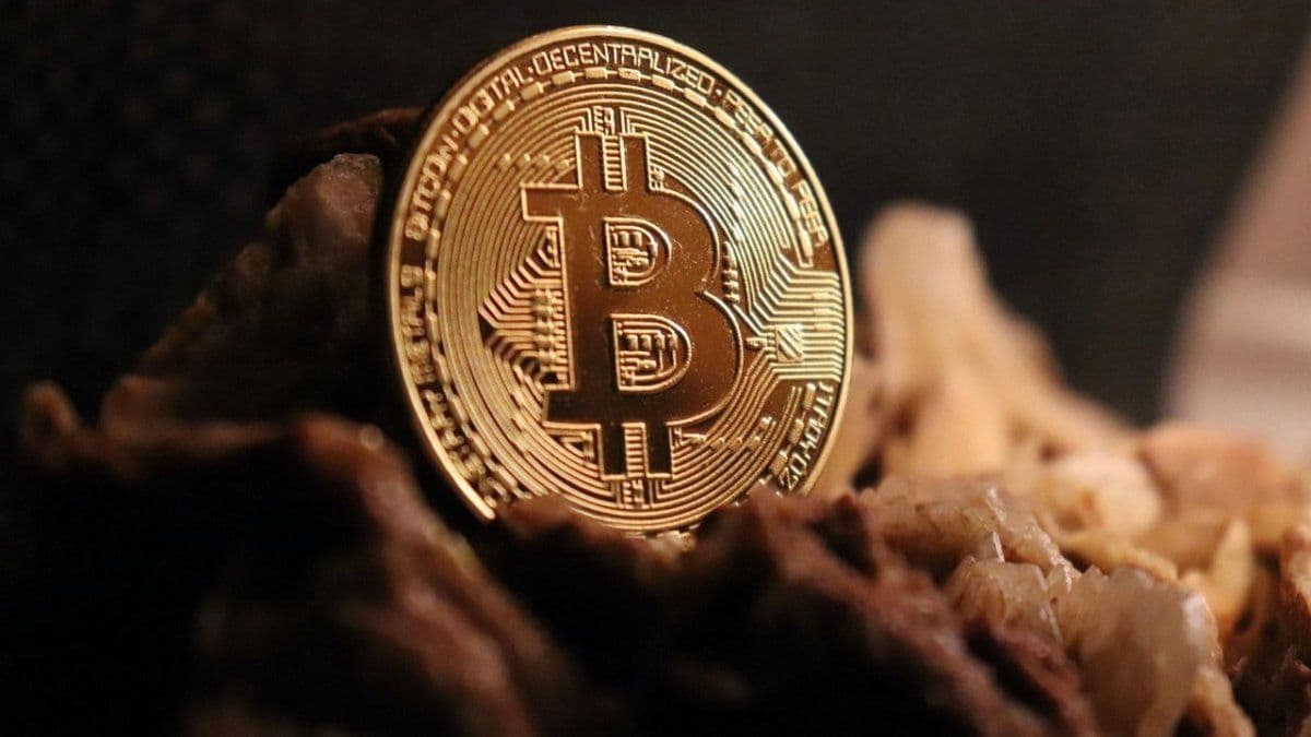 Featured image for: Bitcoin repunta a u$s65.000 gracias a una recuperación en Wall Street por el impacto de la IA en las acciones