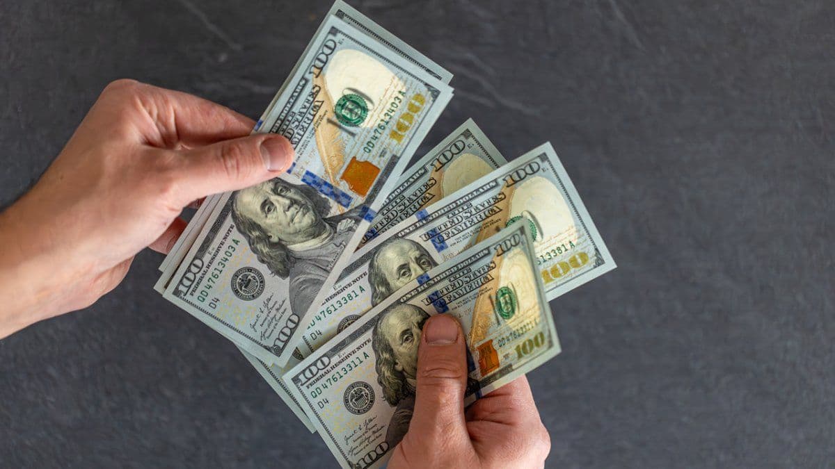 Featured image for: El dólar blue volvió a subir y amplió la brecha con el oficial en medio de la calma cambiaria