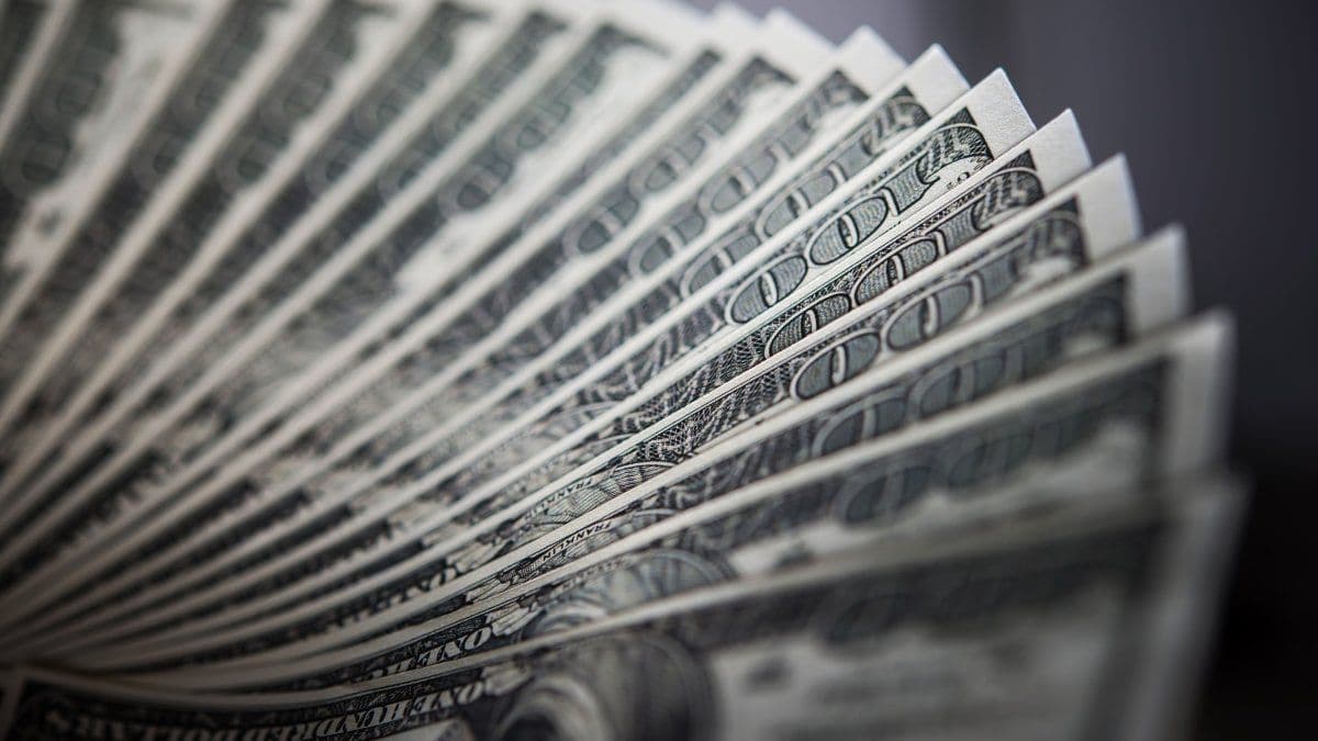 Featured image for: El dólar inicia febrero con menor presión y el techo de la banda supera los $1.560