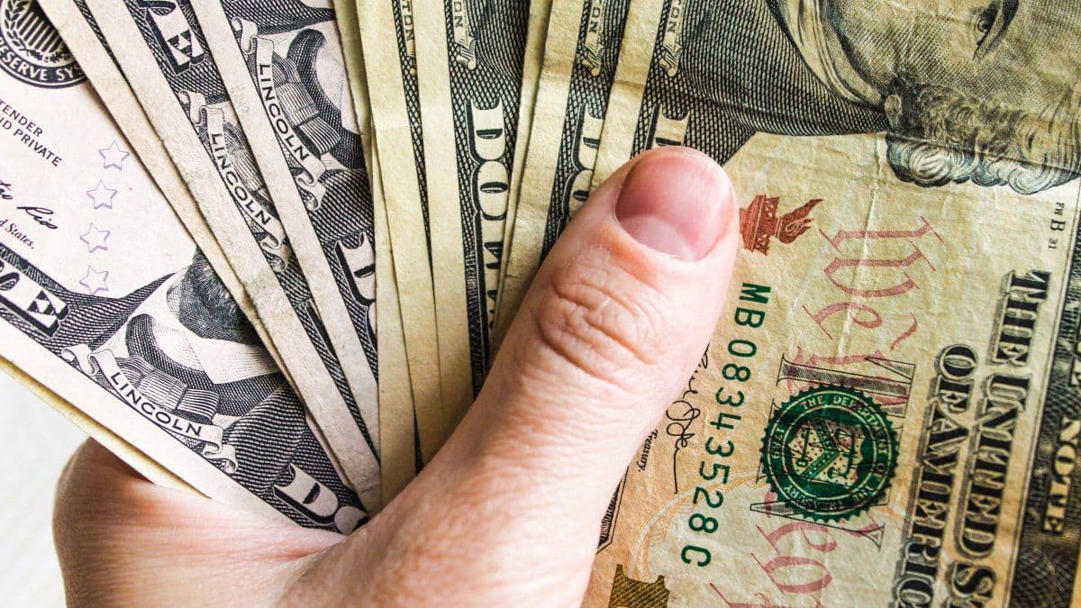 Featured image for: El dólar oficial baja casi 3% en la semana y consolida el "veranito cambiario"