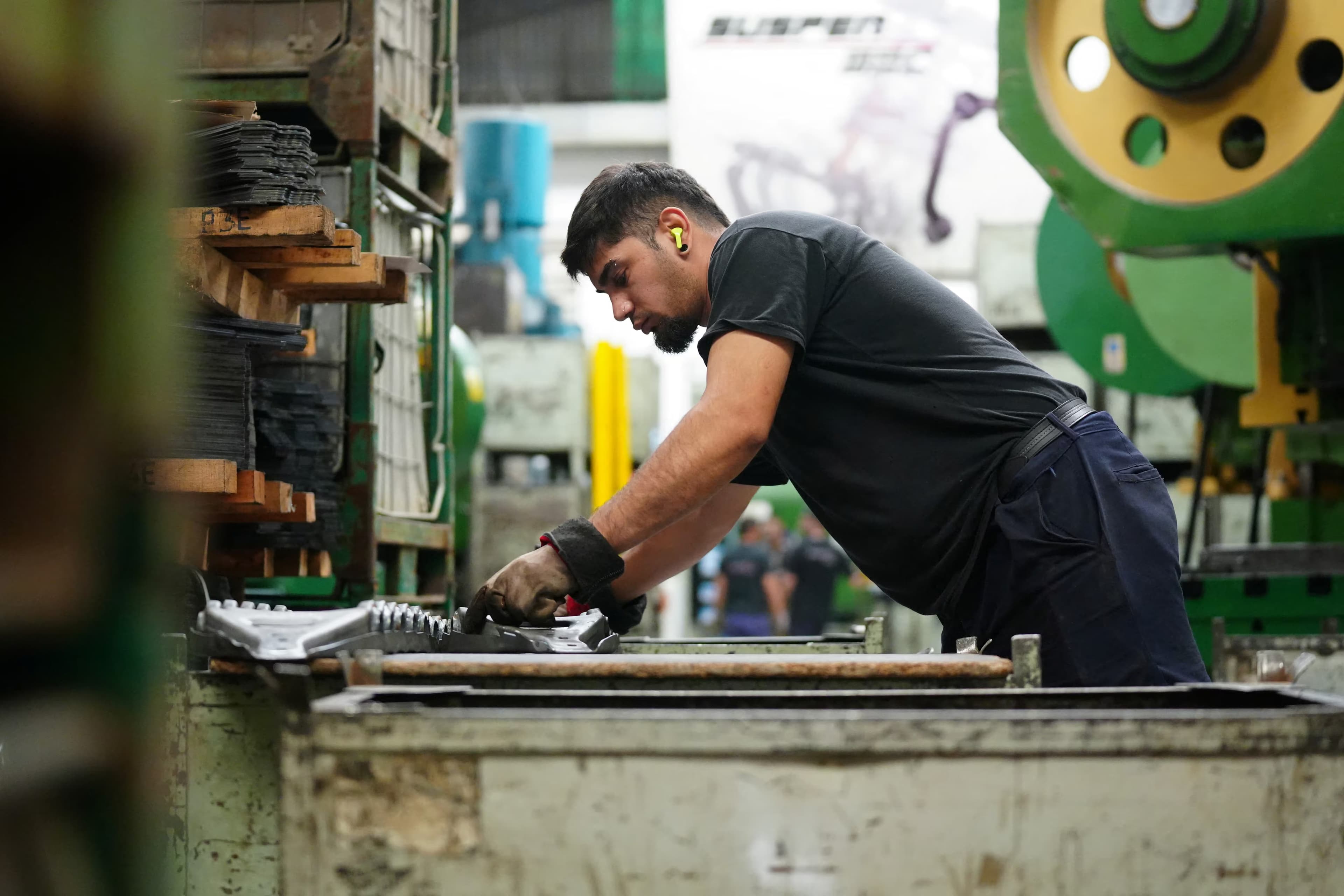 Industria argentina: caída de empleo y 3.000 cierres proyectados para 2026