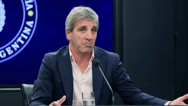 Caputo proyecta compras de reservas por US$30.000M y cuestiona devaluación