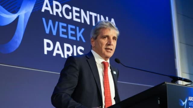 Caputo admite turbulencias electorales y refuerza compra de dólares