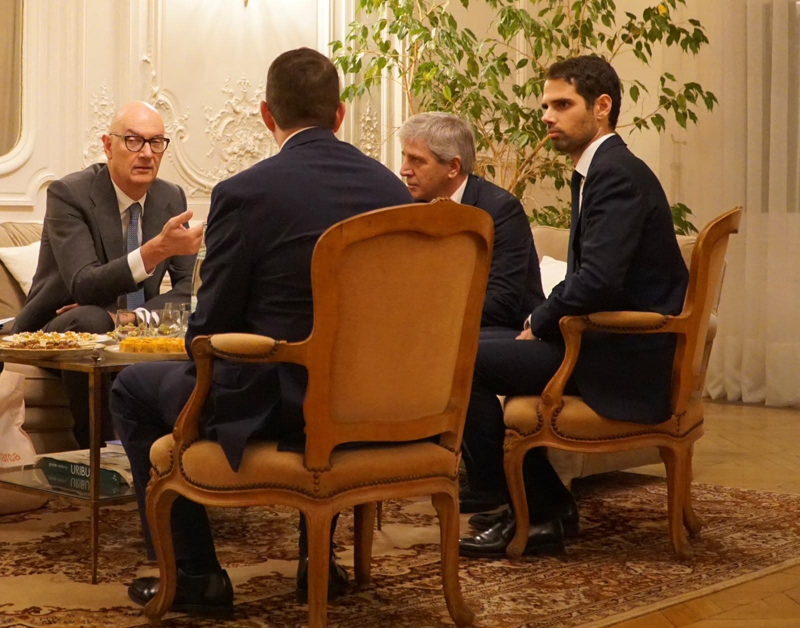 Caputo se reúne con Francia: respaldo del FMI y atracción de inversiones