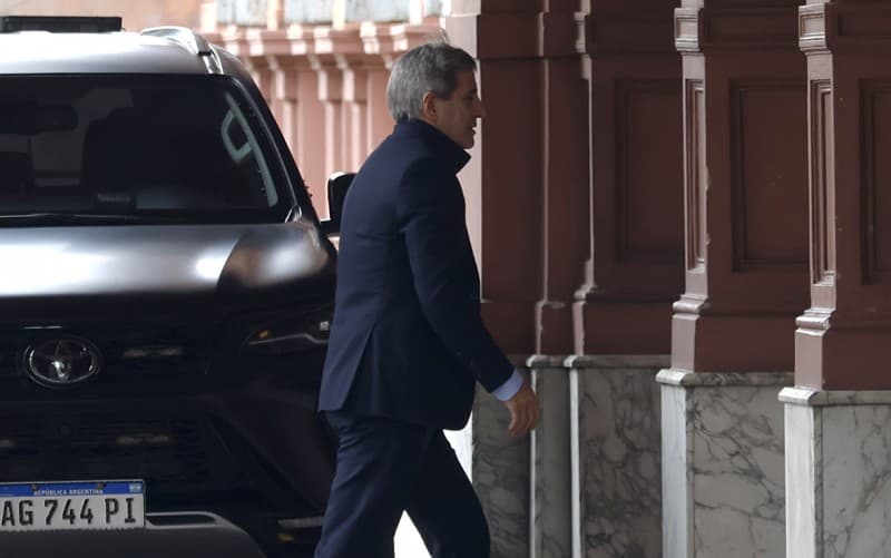 Caputo sube tasas para frenar dólar: el costo para la economía