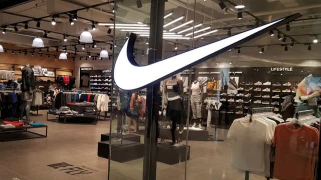 CEDEAR Nike cae 50% en 2026: analistas advierten sobre compras anticipadas