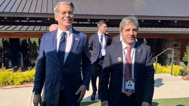 Caputo responde a economistas: Bessent confirma blindaje de dólares para 2027