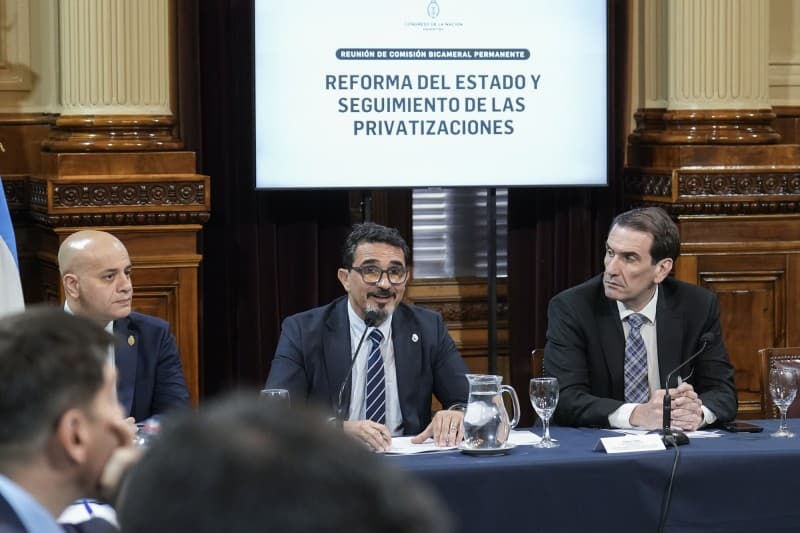 Denuncian valuaciones secretas en privatizaciones de empresas públicas