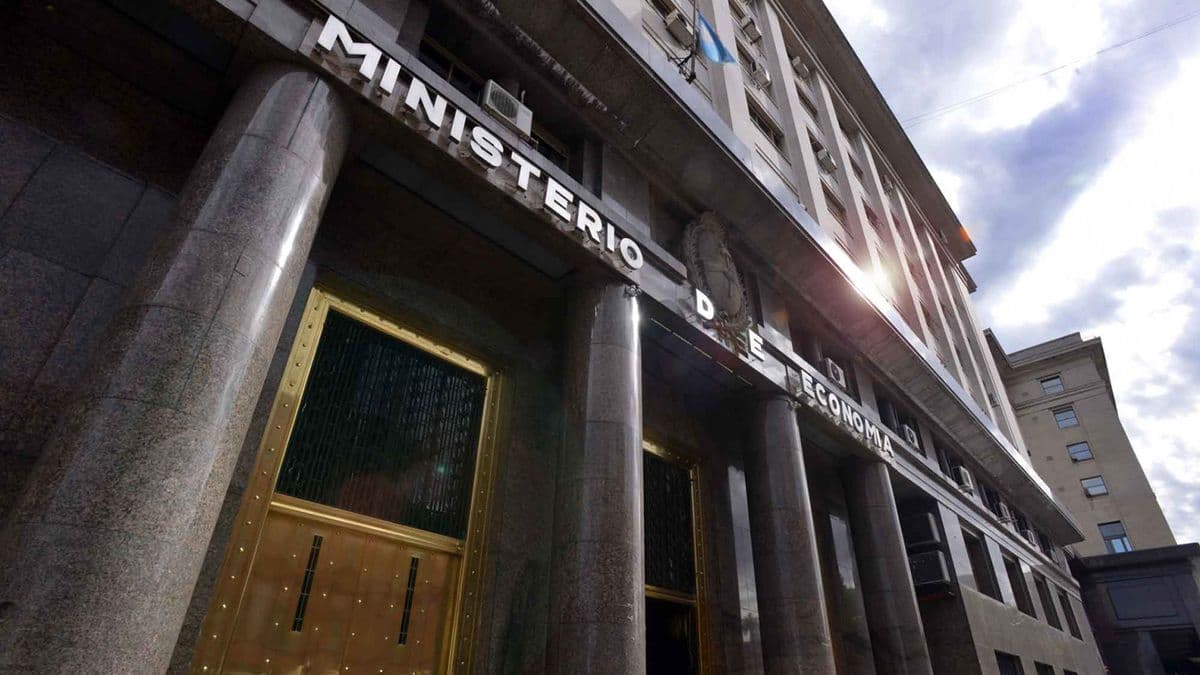 Deuda: Economía renovó 100% de vencimientos en mercados complicados