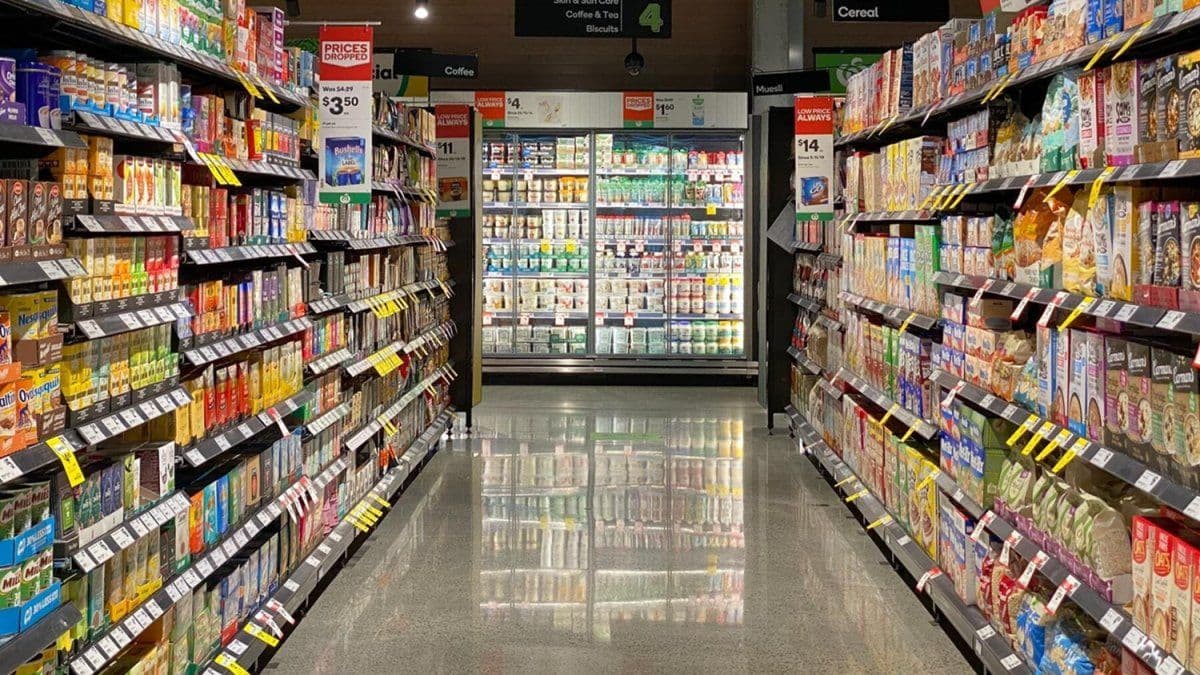 Consumo masivo cae 2,7% en 2026: supermercados y mayoristas lideran la contracción