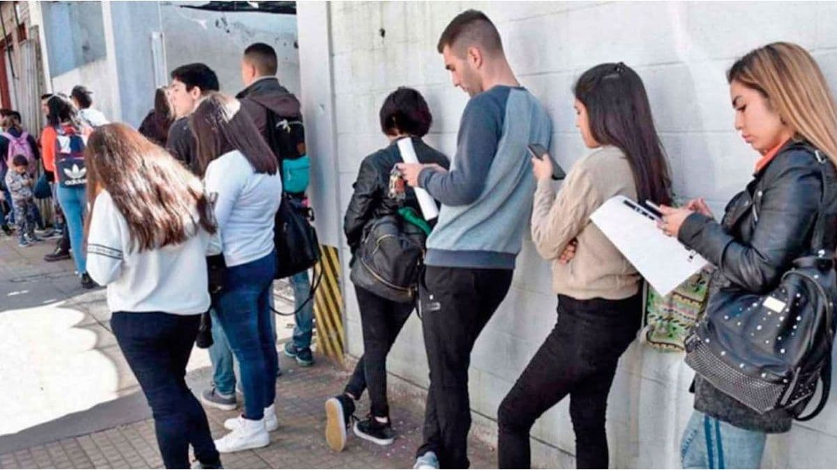 Desempleo juvenil 2025: sube al 12,4% por avance de la IA