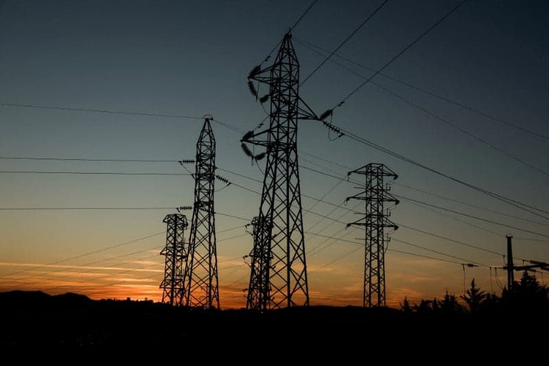 Gobierno obliga a grandes proyectos a generar su propia energía