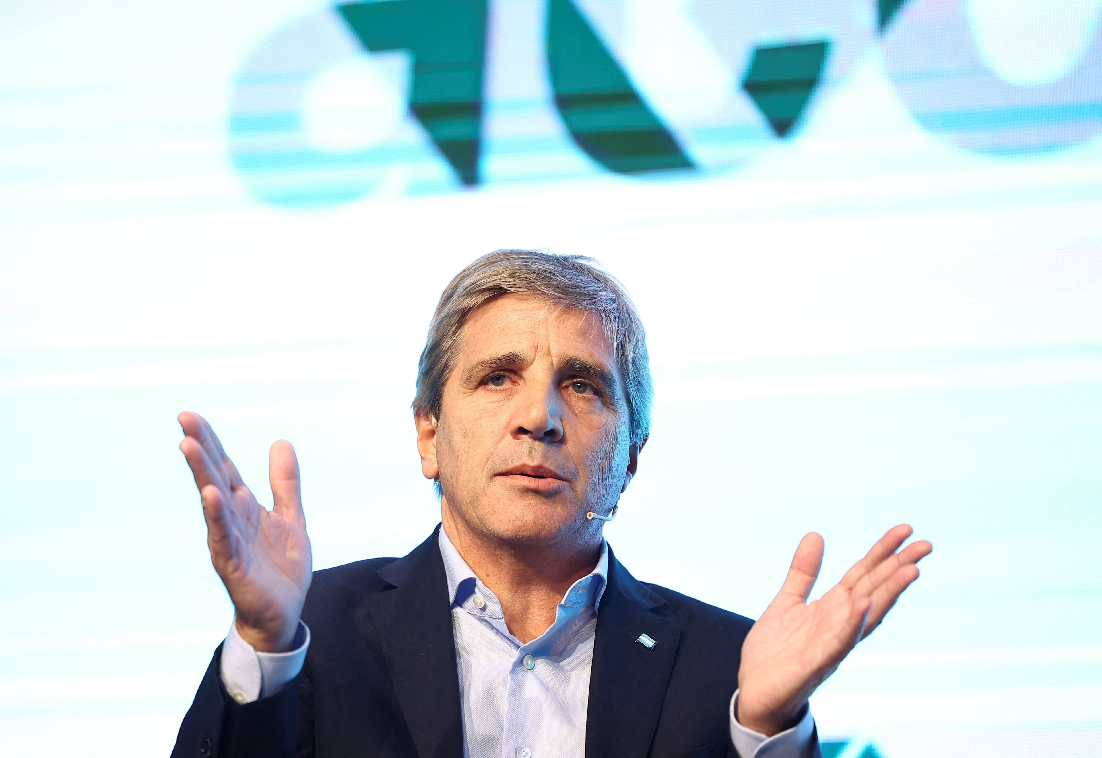 Caputo aclara sus críticas: apuntó al kirchnerismo, no a industriales