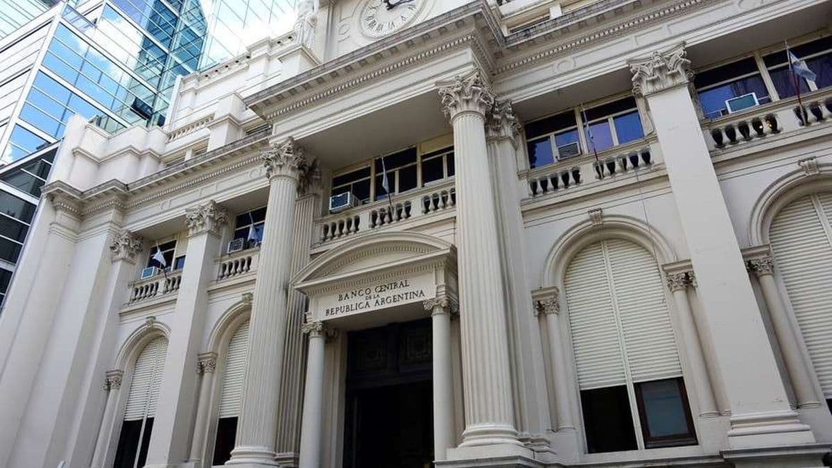Compras del BCRA superan US$200M en agosto pero caída del oro presiona reservas