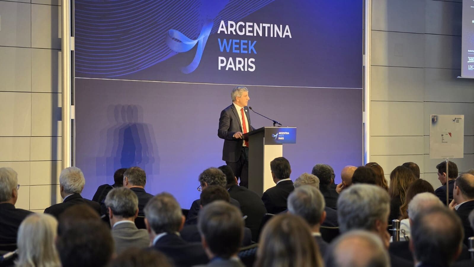 Caputo en París: invertir en Argentina es la única oportunidad real
