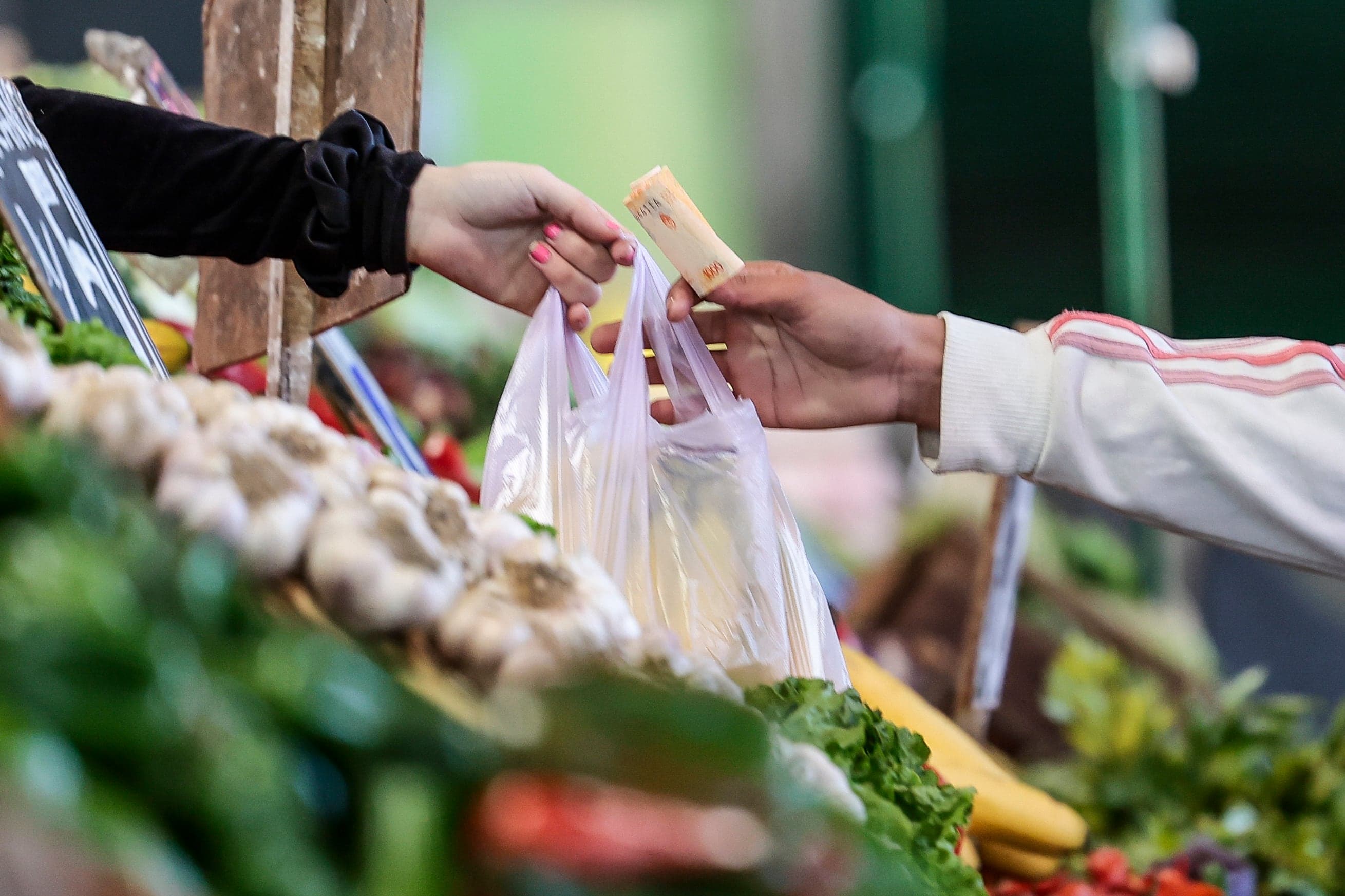 Inflación triplicó crecimiento de base monetaria en 12 meses