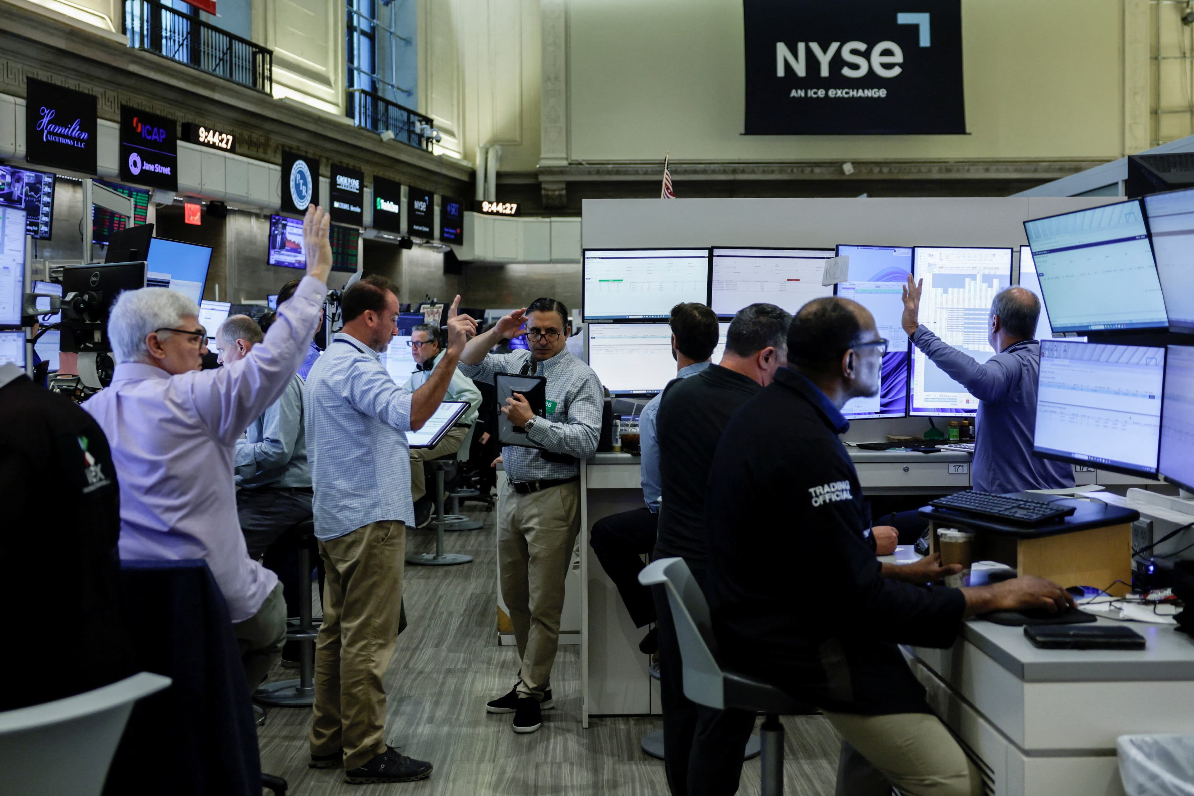 Bolsa argentina cae 6,2% y riesgo país toca 451 puntos