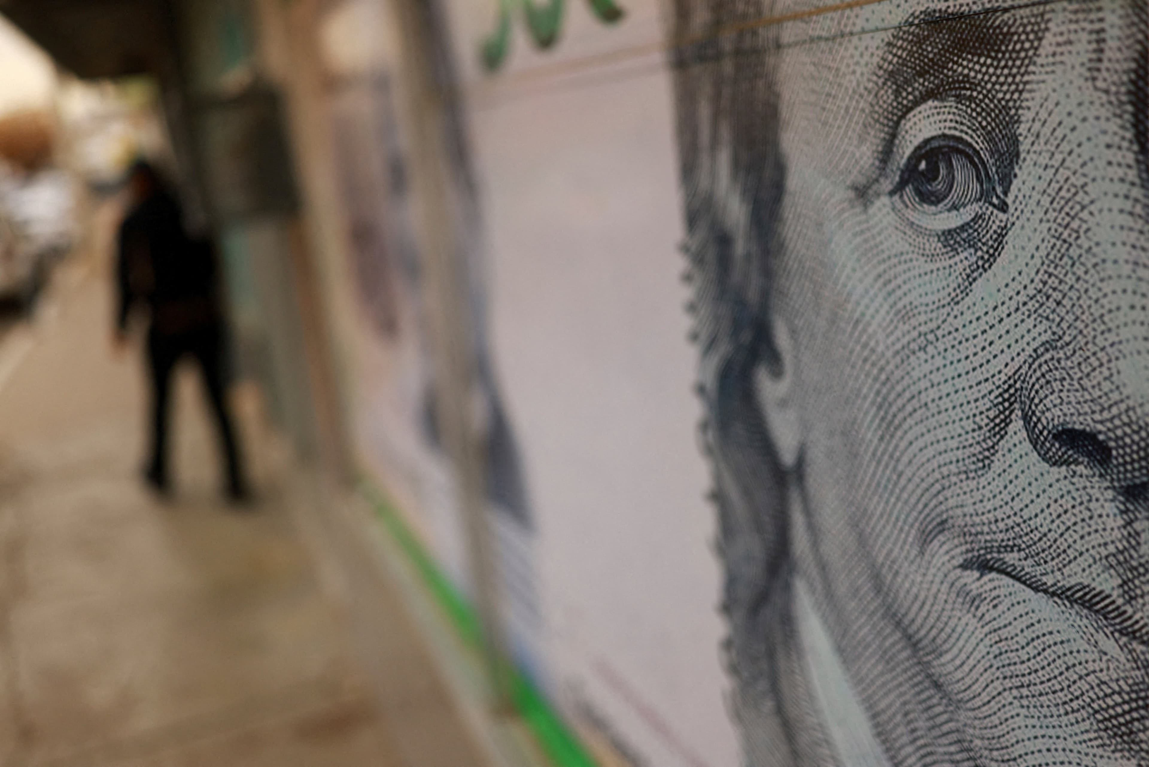 Equipo económico: estrategias para frenar la demanda de dólares