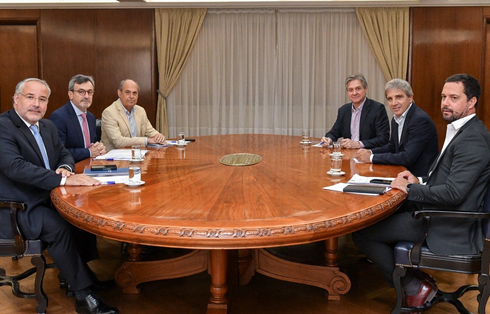 Gobierno y UIA se reúnen para atender reclamos de impuestos y CNV